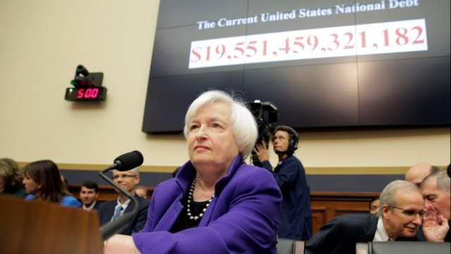 <p>
	Джанет Йелън по време на изслушването си пред Комисията по финансови услуги в Камарата на представителите в края на септември. <em>Снимка: Архив Ройтерс</em></p>
