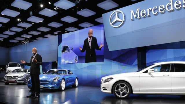 <p>
	Главният изпълнителен директор на Daimler Дитер Цече по време на автомобилното изложение в Париж през септември. <em>Снимка: Ройтерс</em></p>
