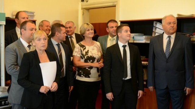 <p>
	<em font-size:="" pt="" style="color: rgb(102, 102, 102); font-family: "><em font-size:="" pt="">ПГ на &quot;БСП за България&quot; внесе необходимите подписи за вот на недоверие за провал в сферата на сигурността.&nbsp;</em></em><em font-size:="" pt="" style="color: rgb(102, 102, 102); font-family: ">Снимка: Олег Попов, Investor Media Group&a