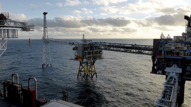 <p>
	Oфшорна нефтена платформа на Statoil до &nbsp;Ставангер. <em>Снимка: Ройтерс</em></p>
