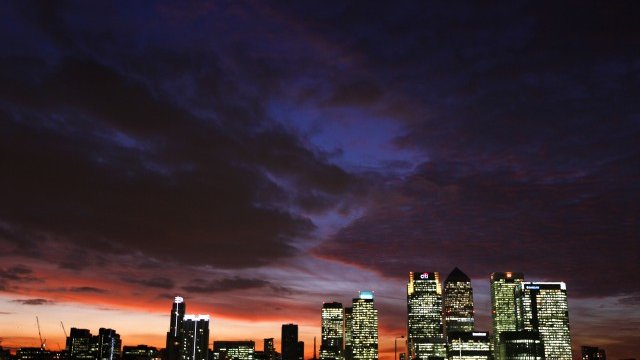 <p style="text-align: justify;">
	Канари Уорф, финансовото сърце на Лондон.<em> Снимка: архив, Ройтерс</em></p>
