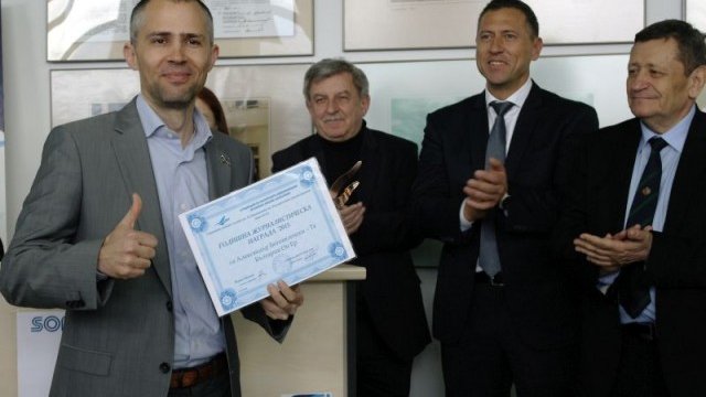 <p>
	Водещият на предаването <a href="http://www.bgonair.bg/avioshou" target="_blank"><strong>"Авиошоу"</strong></a> на телевизия Bulgaria ON AIR Александър Богоявленски получи награда от Асоциацията на българските авиокомпании за журналистика в областта на Авиацията.<em> Снимка: Bulgaria ON AIR</em></p>
