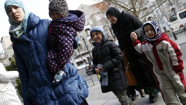 <p>
	Бежанци пристигат в място за подслон в Берлин. Снимка: Ройтерс</p>
