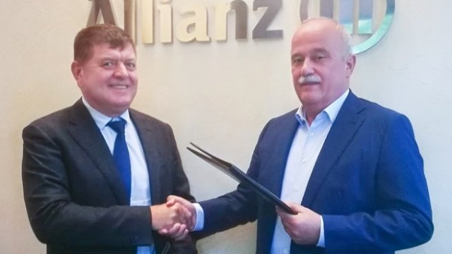<p>
	Отляво: Димитър Желев &ndash; председател на Съвета на директорите и изпълнителен директор на Алианц България Холдинг и&nbsp; Томас Бец &ndash; управител на ВХО Холдинг ГмбХ. <em>Снимка:&nbsp; Алианц България Холдинг</em></p>
