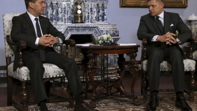 <p>
	Дмитрий Медведев (вляво) и Роберт Фицо (вдясно) по време на днешната им среща.<em> Снимка: Ройтерс</em></p>
