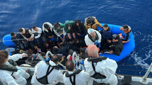 Лодка с мигранти достига до бреговете на о. Лампедуза. Снимка: EPA/Concetta Rizzo