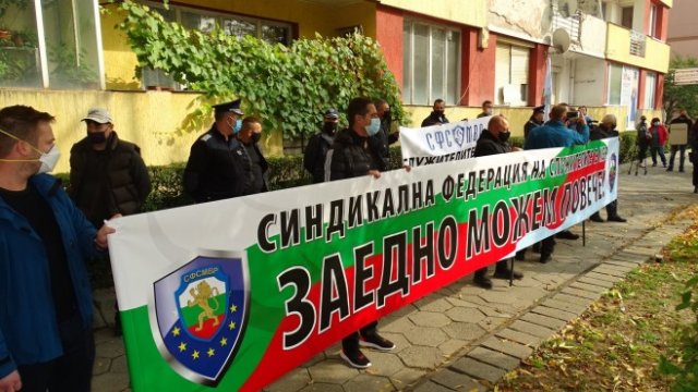 <p>
	<em>Наличният състав на ОД МВР-Благоевград излезе на протест в петък в обедната почивка под мотото &quot;Заедно можем повече&quot;.&nbsp;Снимка: БГНЕС</em></p>
