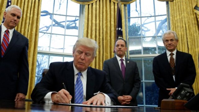 <p>
	Главният икономически съветник на президента Доналд Тръмп Питър Наваро (<em>първият вдясно). Снимка: Ройтерс</em></p>
