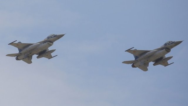 <p>
	F16. Снимка: <em>Архив Ройтерс</em></p>
