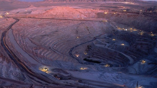 <p>
	Мина в Чили.<em> Снимка:&nbsp;BHP Billiton</em></p>

