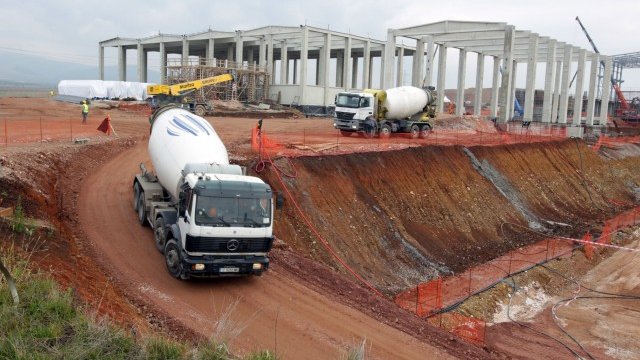 <p>
	Заводът за боклук на София се очаква да бъде завършен до есента на следващата година, обещават строителите. <em>Снимка: БТА</em></p>
