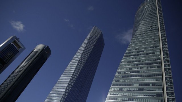 <p>
	<span id="article-text">Cepsa Tower (най-ляво) и останалите три небостъргача в северен Мадрид. <em>Снимка: архив Ройтерс</em></span></p>
