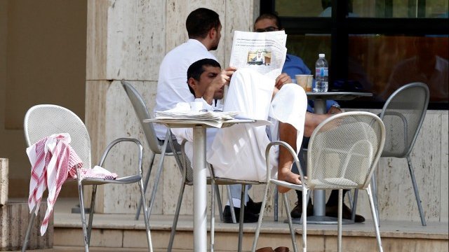 <p>
	Кафене в Рияд. <em>Снимка: Ройтерс</em></p>
