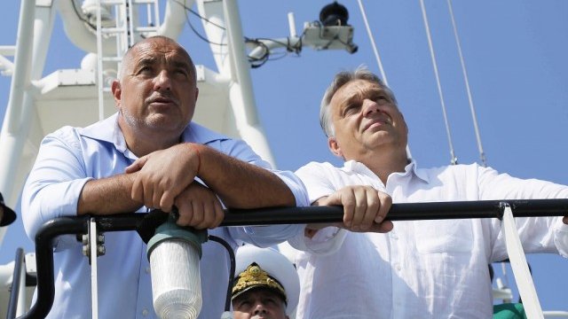 <p>
	Българският премиер Бойко Борисов и унгарският му колега Виктор Орбан при посещението на унгарския лидер в България през септември. <em>Снимка: Правителствена информационна служба</em></p>
