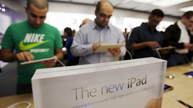 <p>
	Потребителите очевидно харесват новите възможности на iPad, сред които удивителният Retina дисплей.&nbsp;<em>Снимка: Ройтерс</em></p>
