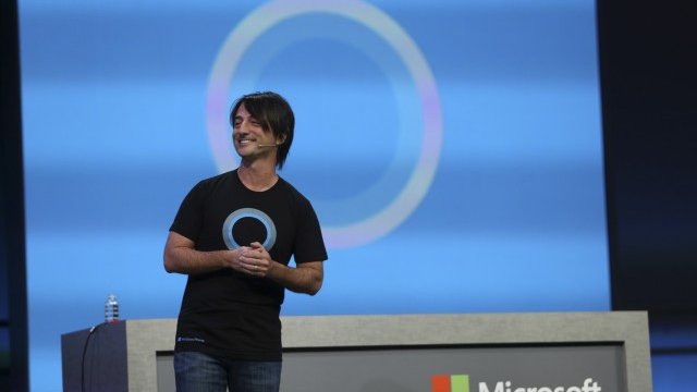 <p>
	Джо Белфиоре от екипа Windows Phone на&nbsp;Microsoft представя Cortana, Снимка: <em>Ройтерс</em></p>

