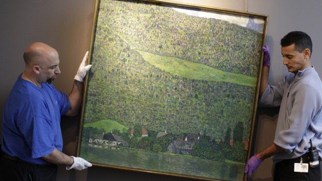 <p>
	За тази картина на Климт бяха платени&nbsp;40,4 млн. долара. <em>Снимка: Ройтерс</em></p>
