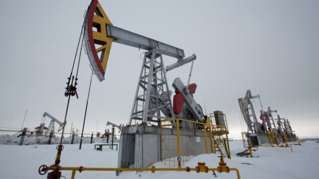 <p>
	Към момента петролът си е възвърнал по-голямата част от загубеното през миналогодишните понижения, предизвикани от омикрон и от освобождаването от резервите, водено от Белия дом.&nbsp; <em>Снимка: <em>Andrey Rudakov/Bloomberg</em></em></p>
