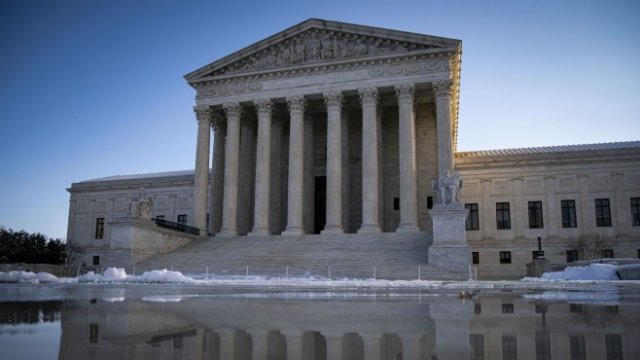 <p>
	<em>Сградата на съда. Снимка: Bloomberg LP</em></p>
