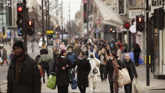 <p>
	Секторите на услугите и на строителството са били над предпандемичните си нива с 1,3%, докато производството е останало под тези нива с 2,6 на сто.<em> Снимка: <em>Jason Alden/Bloomberg</em></em></p>

