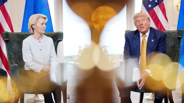 Председателят на ЕК Урсула фон дер Лайен (вляво) и президентът на САЩ Доналд Тръмп (вдясно). Снимка: Bloomberg LP