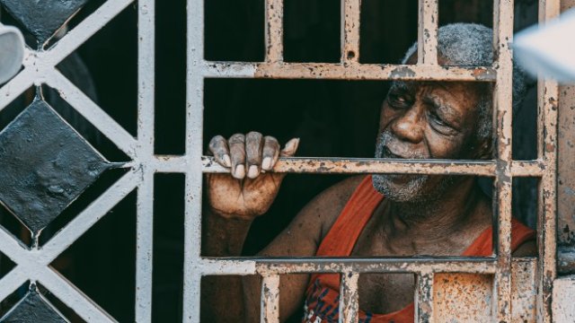 <p>
	Снимка:&nbsp;<a href="https://unsplash.com/@asaelamaury?utm_source=unsplash&amp;utm_medium=referral&amp;utm_content=creditCopyText">Asael Pe&ntilde;a</a>&nbsp;/&nbsp;<a href="https://unsplash.com/s/photos/prisioners?utm_source=unsplash&amp;utm_medium=referral&amp;utm_content=creditCopyText">Unsplash</a></p>
