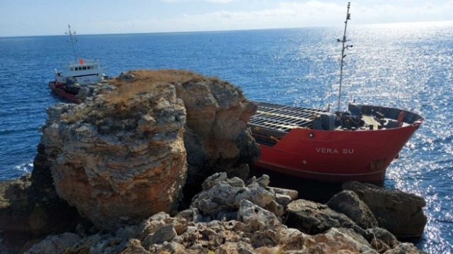 <p>
	Корабът Vera Su заседна на 20 септември в скалите край местността Яйлата. <em>Снимка: БГНЕС</em></p>
