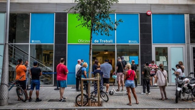<p>
	Опашка пред бюро на труда в Испания. <em>Снимка: Bloomberg</em></p>
