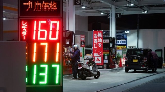<p>
	Бензиностанция в Япония. <em>Снимка: Bloomberg</em></p>
