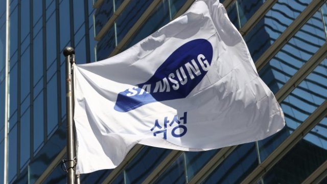 <p>
	Знаме на&nbsp;Samsung Group пред централата ѝ в Сеул. <em>Снимка:&nbsp;&nbsp;EPA/YONHAP SOUTH KOREA OUT</em></p>
