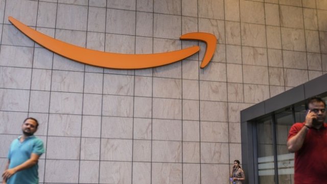 <p>
	Офисът на Amazon в Хидерабад, Индия. <em>Снимка:&nbsp;Dhiraj Singh/Bloomberg</em></p>
