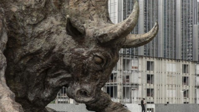 <p>
	Бикът пред борсата в Шанхай.&nbsp;<em>Снимка: Bloomberg L.P.</em></p>
