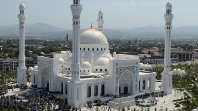 <p>
	Новата най-голяма джамия в Европа.&nbsp;<em>Снимка: Ройтерс</em></p>
