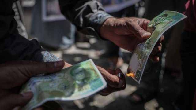 <p>
	Сирийската лира се търгува за около 3300 за щатски долар. <em>Снимка: Getty</em></p>
