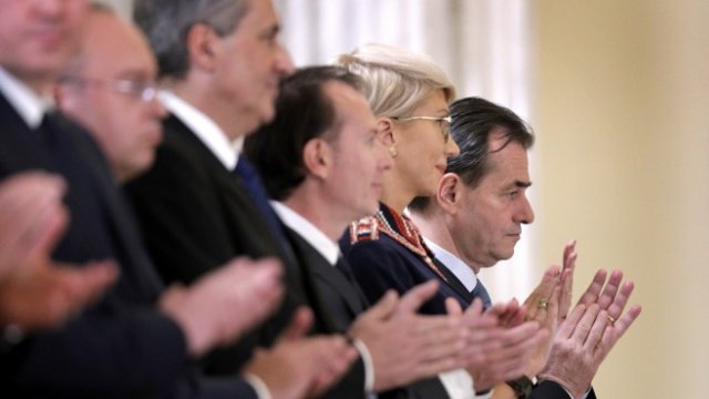 <p>
	Людовик Орбан (вдясно) с членове на своя кабинет по време на церемонията по встъпване в длъжност през ноември 2019 г. <em>Снимка:&nbsp;EPA/ROBERT GHEMENT</em></p>
