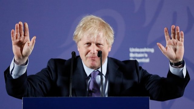 <p>
	С тези две ръце Джонсън като нищо ще се простреля в двата крака едновременно. <em>Снимка: Getty</em></p>
