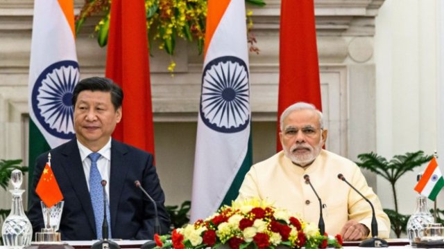 <p>
	Си Дзинпин и Нарендра Моди. <em>Снимка:&nbsp;Graham Crouch/Bloomberg</em></p>
