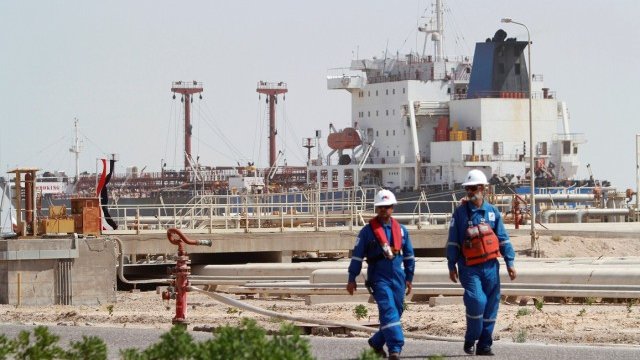 <p>
	Икономиката на Ирак се сви с 2,4% миналата година въпреки 13-процентното увеличение на добива на петрол. <em>Снимка: Ройтерс</em></p>
