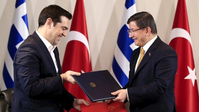 <p>
	Алексис Ципрас (вляво) и Ахмет Давутоглу. <em>Снимка</em>: <em>Ройтерс</em></p>
