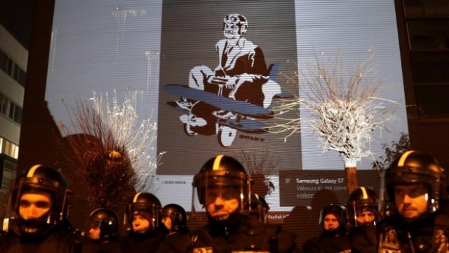 <p>
	Протест в Будапеща срещу поправките в трудовото законодателство от 1 януари 2019 г.&nbsp;<em>Снимка: Ройтерс</em></p>
