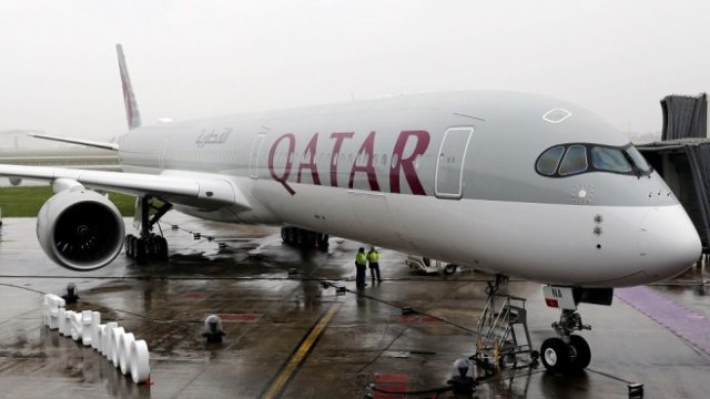 <p>
	Самолет Airbus A350-1000 на Qatar Airways по време на церемония по предаването му от производителя във френската централа на Airbus близо до Тулуза, Франция, 20 февруари 2018 г. <em>Снимка: архив Ройтерс</em></p>
