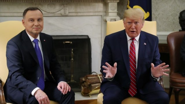 <p>
	Доналд Тръмп с полския си колега Анджей Дуда. <em>Снимка: Ройтерс</em></p>
