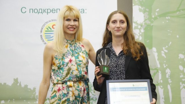 <p>
	Мария Георгиева, ръководител сектор &bdquo;Екология и пожарна безопасност&ldquo;, получи отличието за Зелен проект, първа награда в сектор &bdquo;Енергетика, воден сектор&ldquo;, както и голямата награда на &bdquo;ЧЕЗ Разпределение България&ldquo; АД за цялостен принос. <em>Снимка: ЧЕЗ</em></p>
