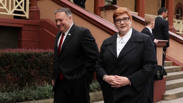 <p>
	Помпейо с министъра на външните работи на Австралия Марис Пейн в Сидни.<em> Снимка: Ройтерс</em></p>
