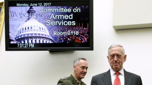 <p>
	Военният министър Джеймс Матис (<em>дясно) </em>и началник-щаба на Обединеното командване на въоръжените сили на САЩ ген. Джоузеф Дънфорд. <em>Снимка: Ройтерс</em></p>
