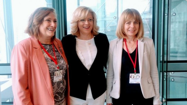 <p>
	<span lang="bg-BG">Среща на Йорданка Фандъкова с&nbsp;</span>комисаря по регионална политика Корина Крецу (в средата)&nbsp;<span lang="bg-BG">и евродепутата Искра Михайлова (вляво). <em>Снимка: Столична община</em></span></p>
