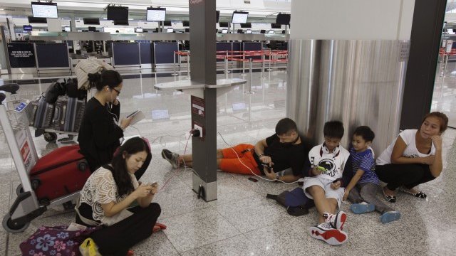 <p>
	Корейците са най-запалените ползватели на мобилни устройства. <em>Снимка: Ройтерс</em></p>
