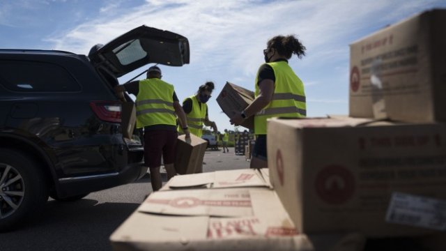 <p>
	Американските банки за храни бяха претоварени в пика на пандемията. <em>Снимка: Bloomberg</em></p>
