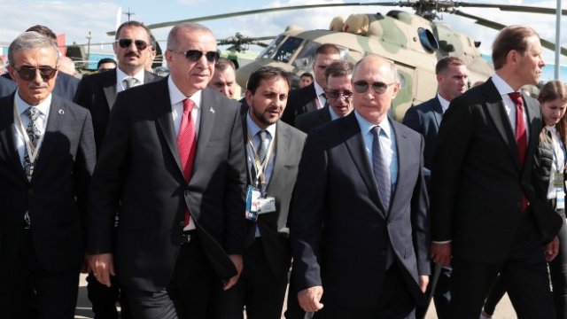 <p>
	Путин и Ердофан по време на авиосалона МАКС-2019 край Москва. <em>Снимка: Ройтерс</em></p>
