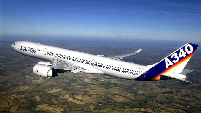 <p>
	За двата маршрута Singapore Airlines използваше самолети Airbus A340-500 с четири двигателя. <em>Снимка: Ройтерс</em></p>
